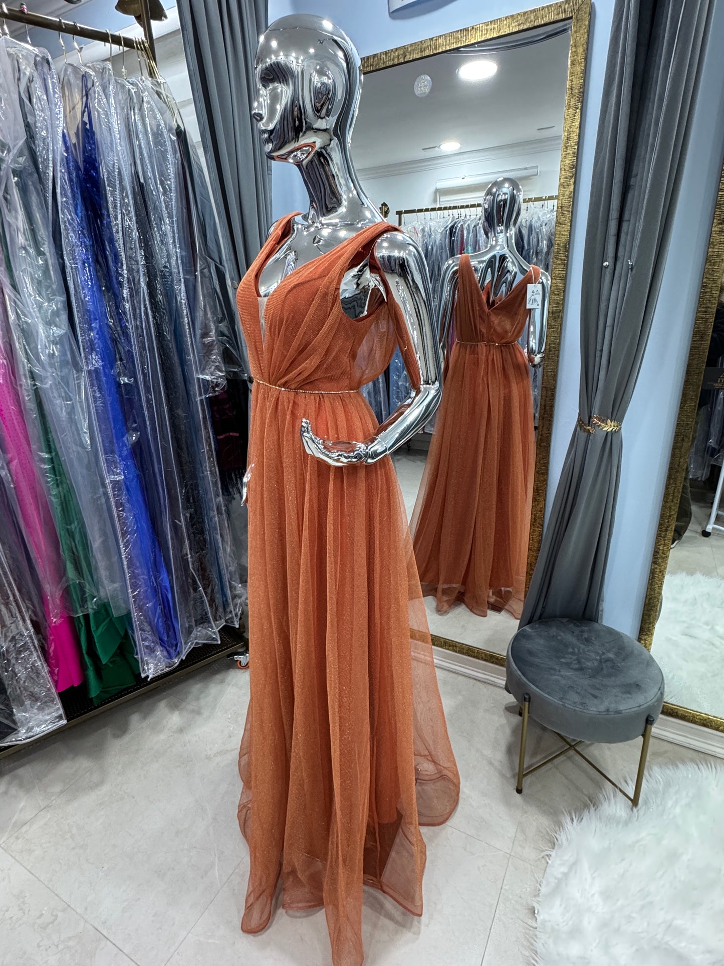 Vestido de fiesta largo de tul brillante terracota/cobre con escote profundo y cintura de cristales