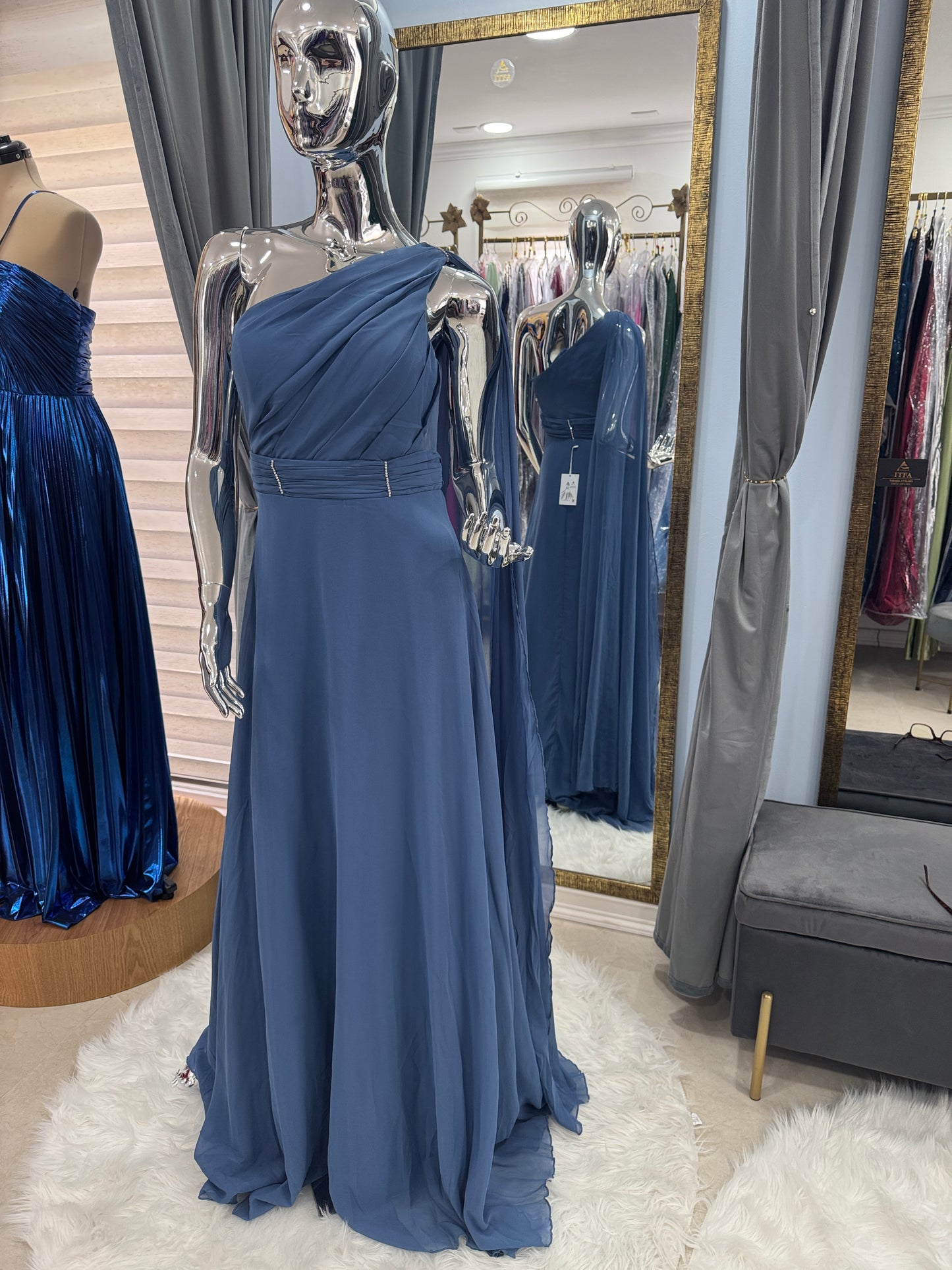 Vestido Azul Acero Asimétrico de Gasa con Transparencias Laterales – Talla S/M