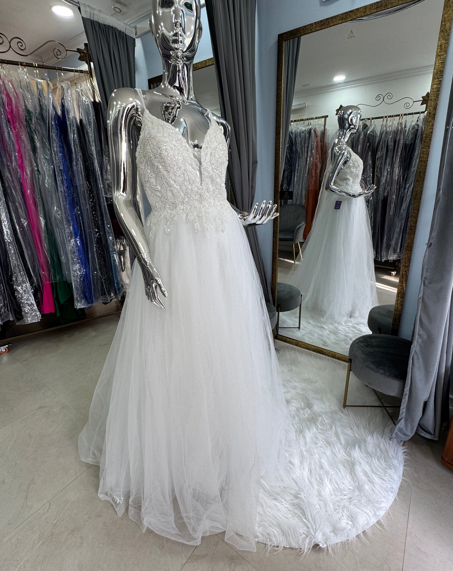 Vestido de Novia Off White Tul Brillante con Pedrería y Escote en V – Talla XL | ITFA Atelier
