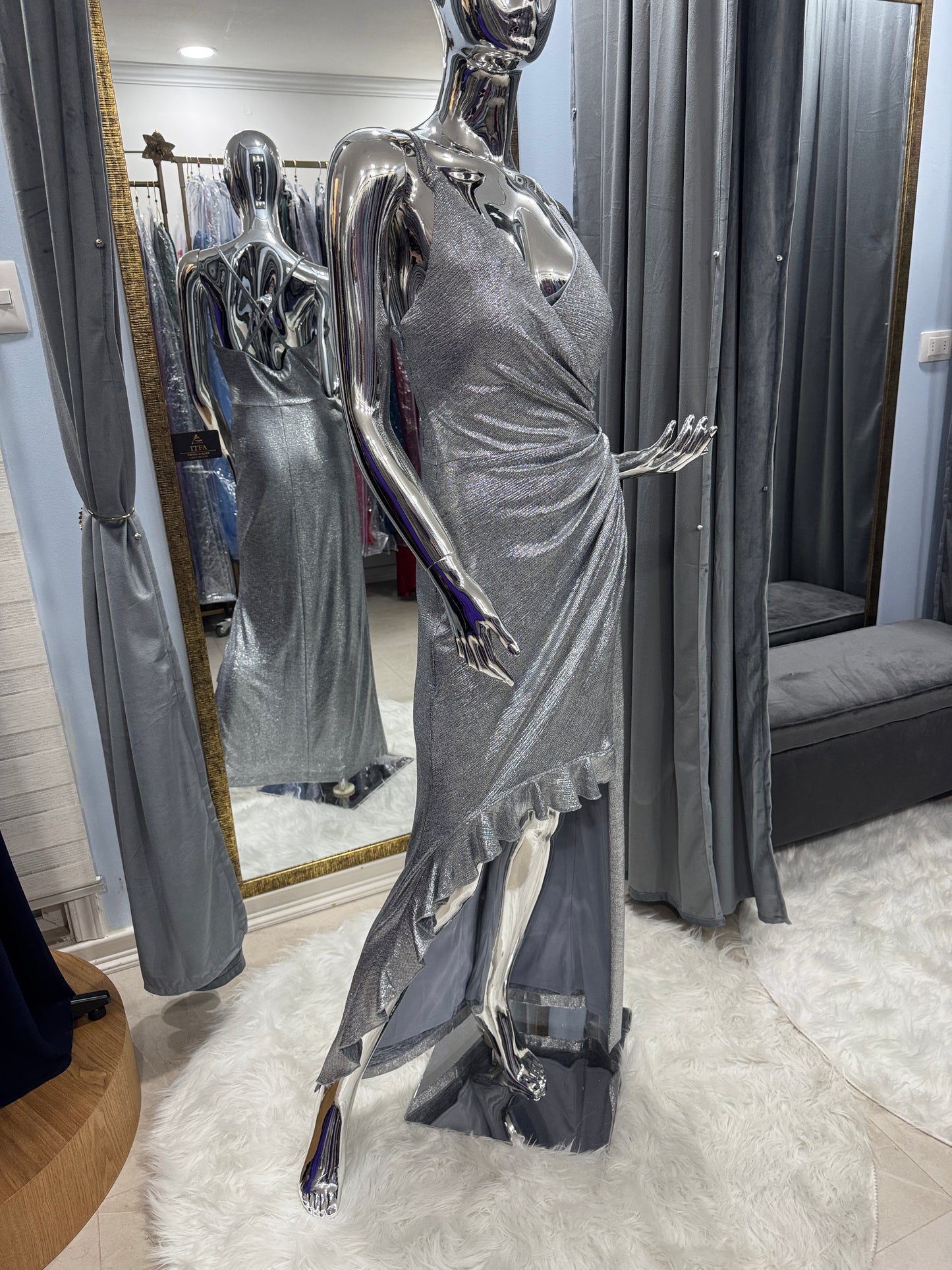 Vestido de Fiesta Plata Asimétrico con Drapeado – Talla M/L