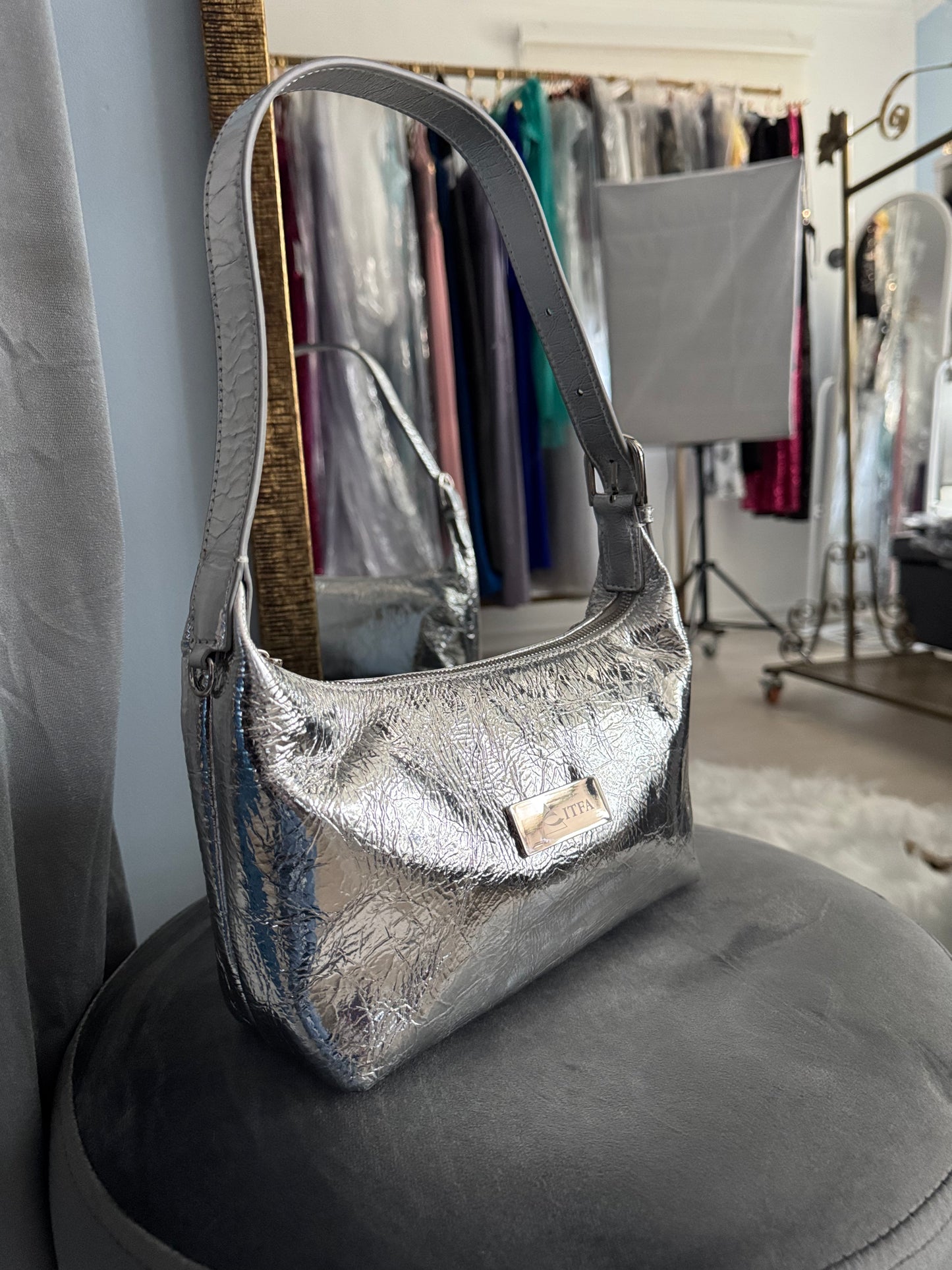 Cartera de cuero genuino plata.