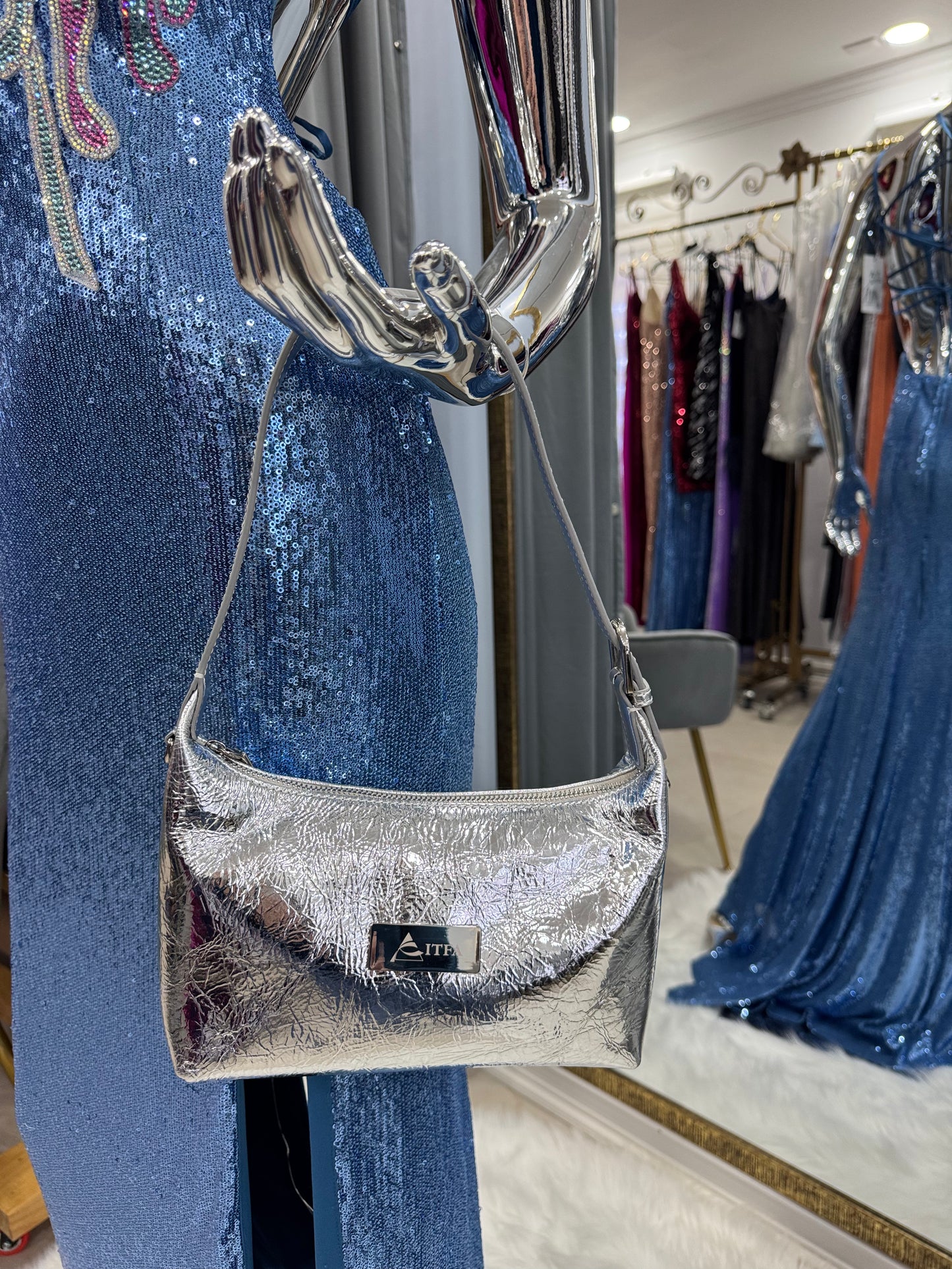 Cartera de cuero genuino plata.