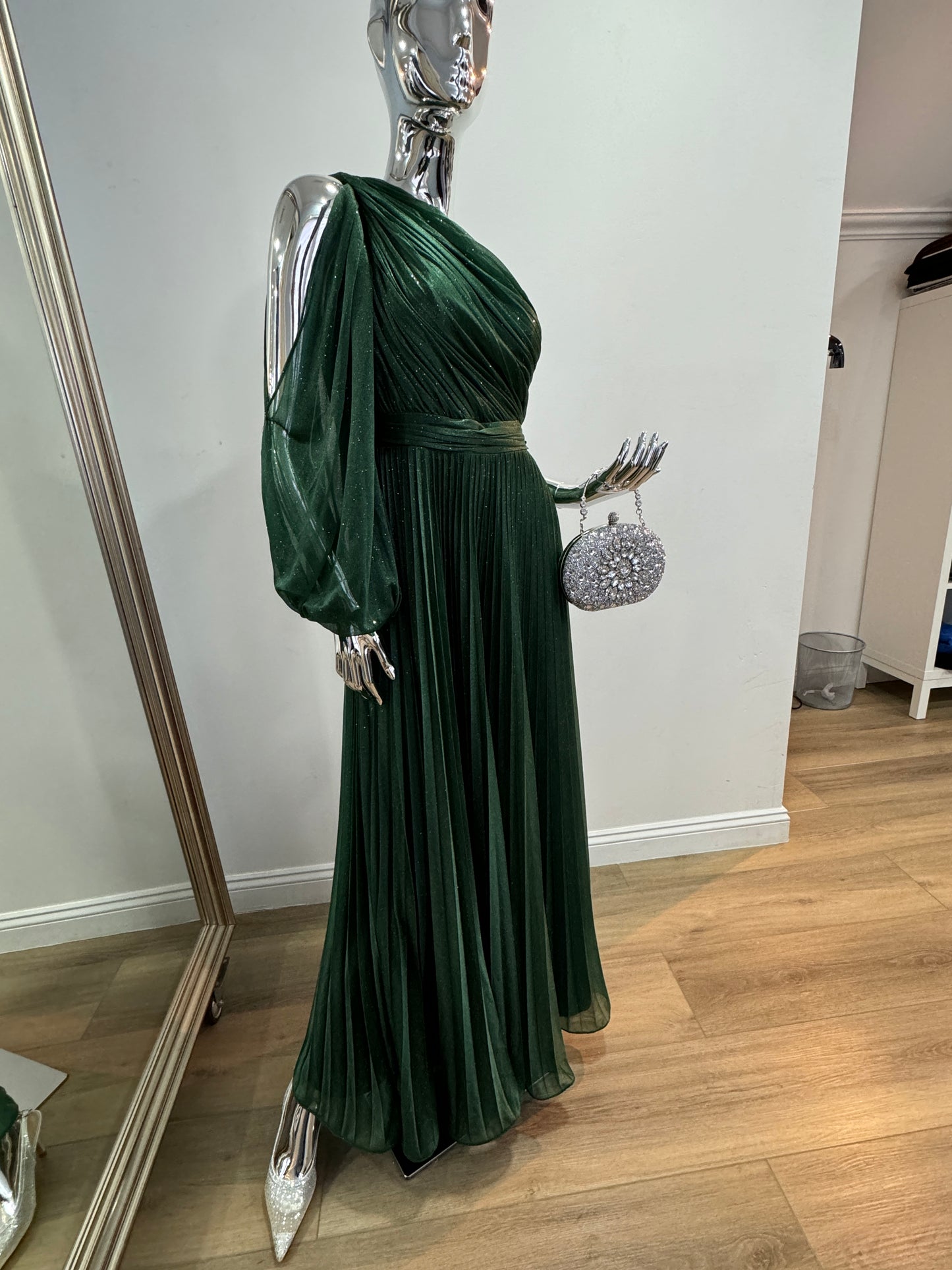 Vestido Largo Verde Esmeralda de Gala – Asimétrico, con Manga Abullonada.