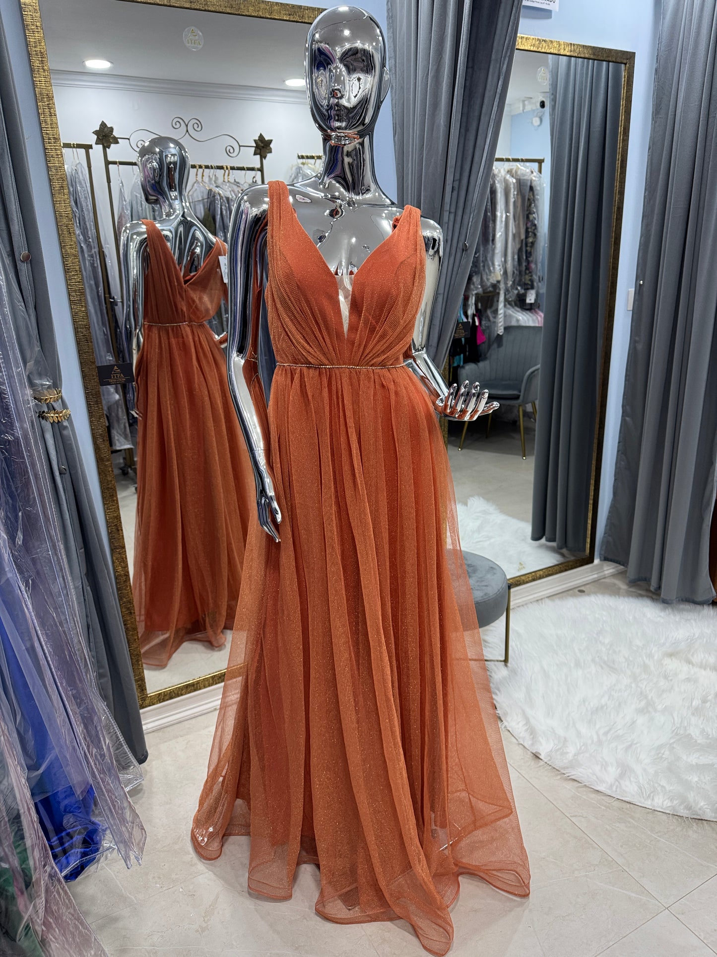 Vestido de fiesta largo de tul brillante terracota/cobre con escote profundo y cintura de cristales