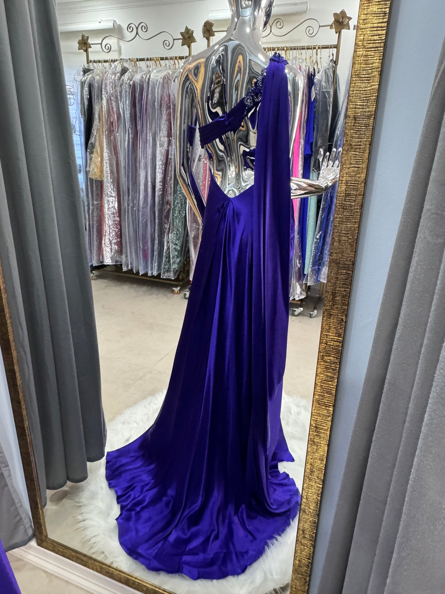 Vestido de Fiesta Largo Color Índigo de Un Hombro con Pedrería y Capa – Talla 6 USA (S/M Chile) | ITFA