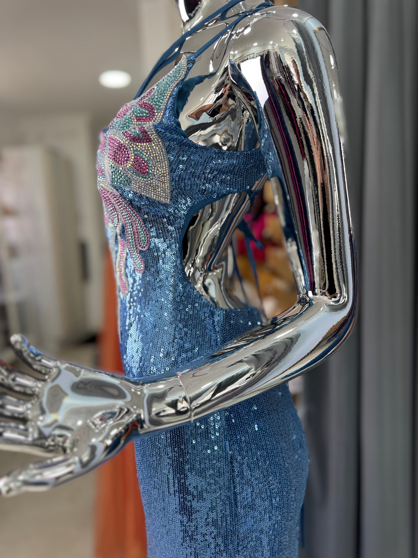 Butterfly – Vestido de Fiesta Largo Celeste con Mariposa de Cristales y Mini Lentejuelas | ITFA Atelier