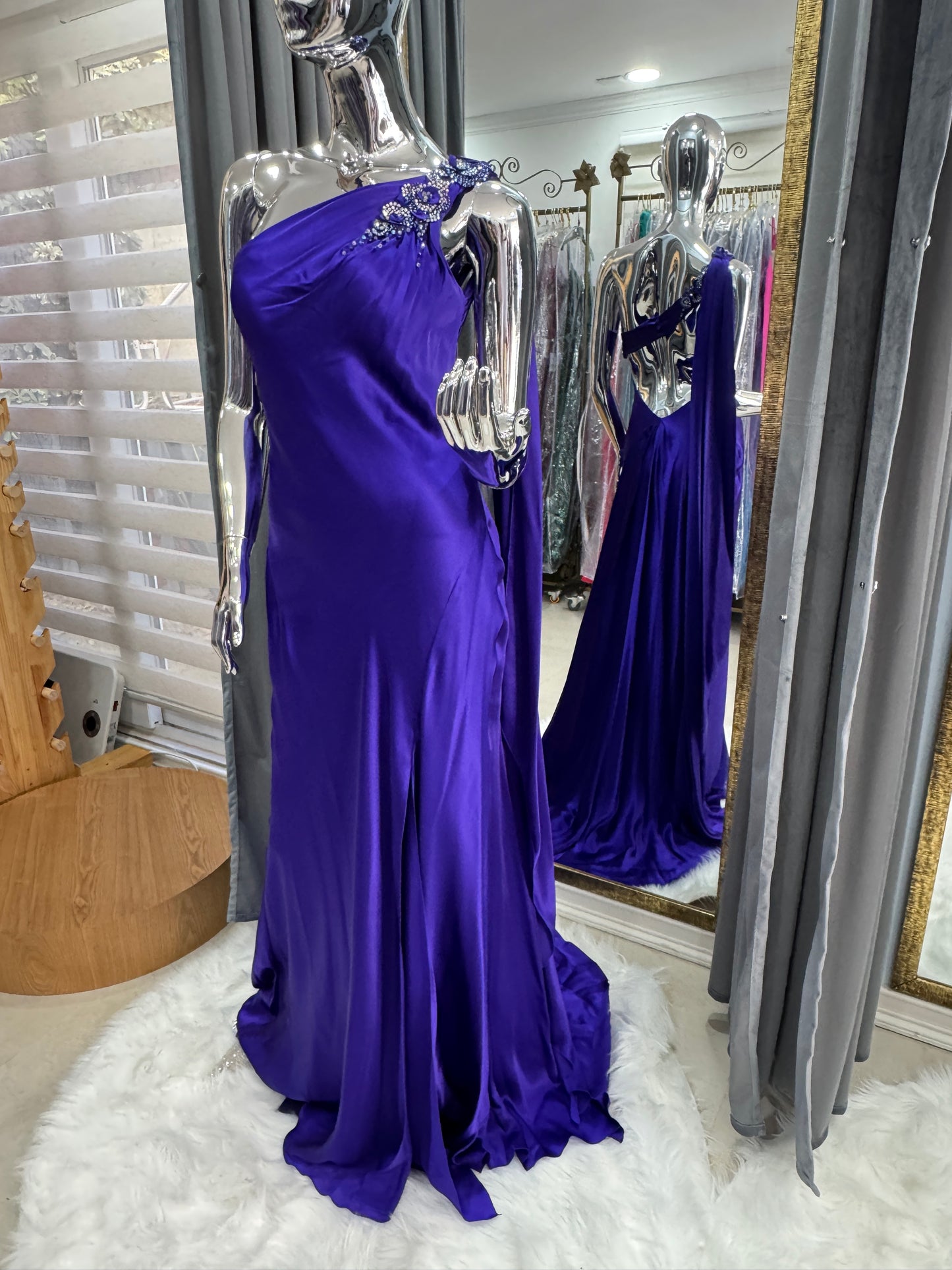 Vestido de Fiesta Largo Color Índigo de Un Hombro con Pedrería y Capa – Talla 6 USA (S/M Chile) | ITFA