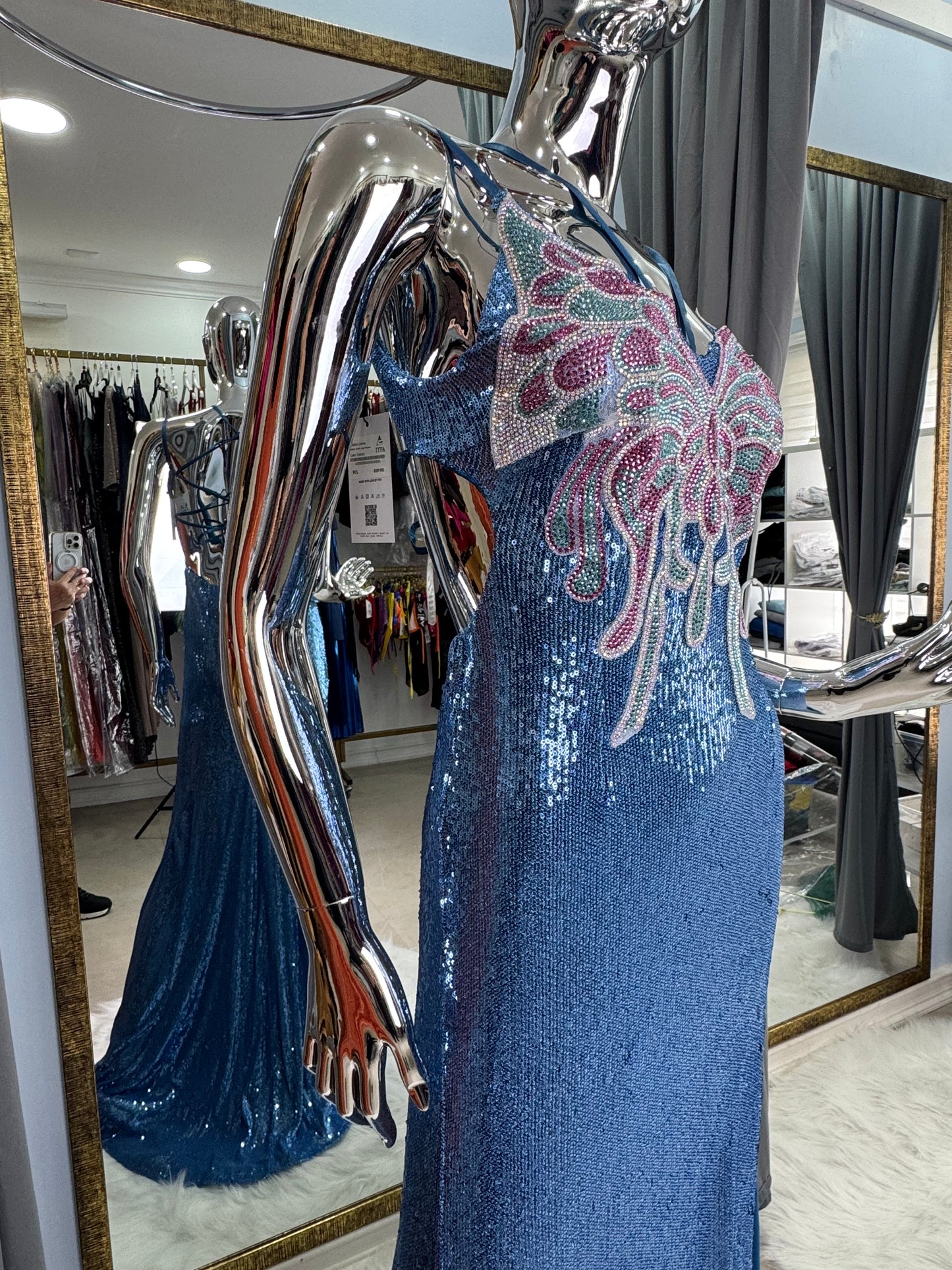 Butterfly – Vestido de Fiesta Largo Celeste con Mariposa de Cristales y Mini Lentejuelas | ITFA Atelier