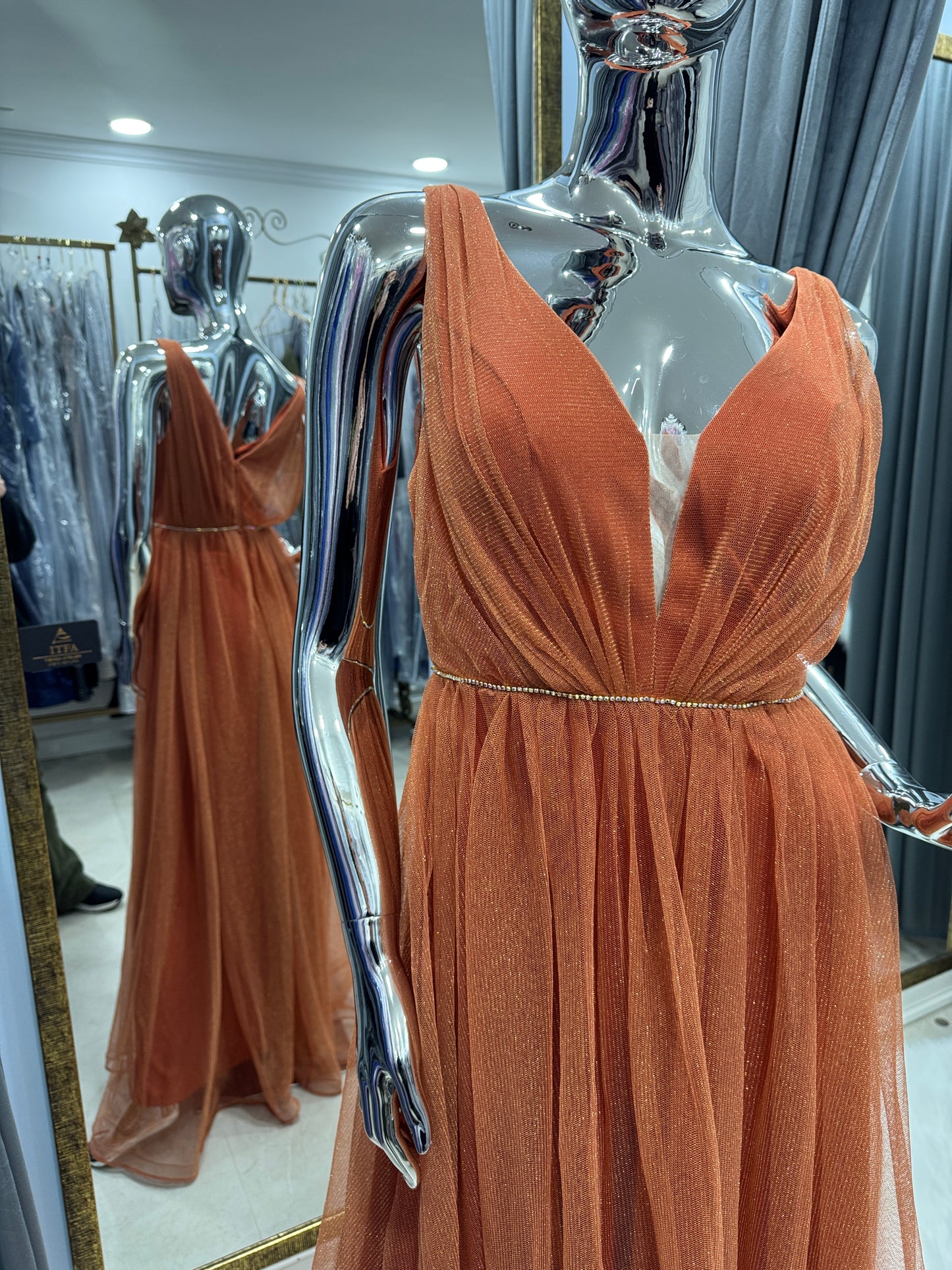 Vestido de fiesta largo de tul brillante terracota/cobre con escote profundo y cintura de cristales