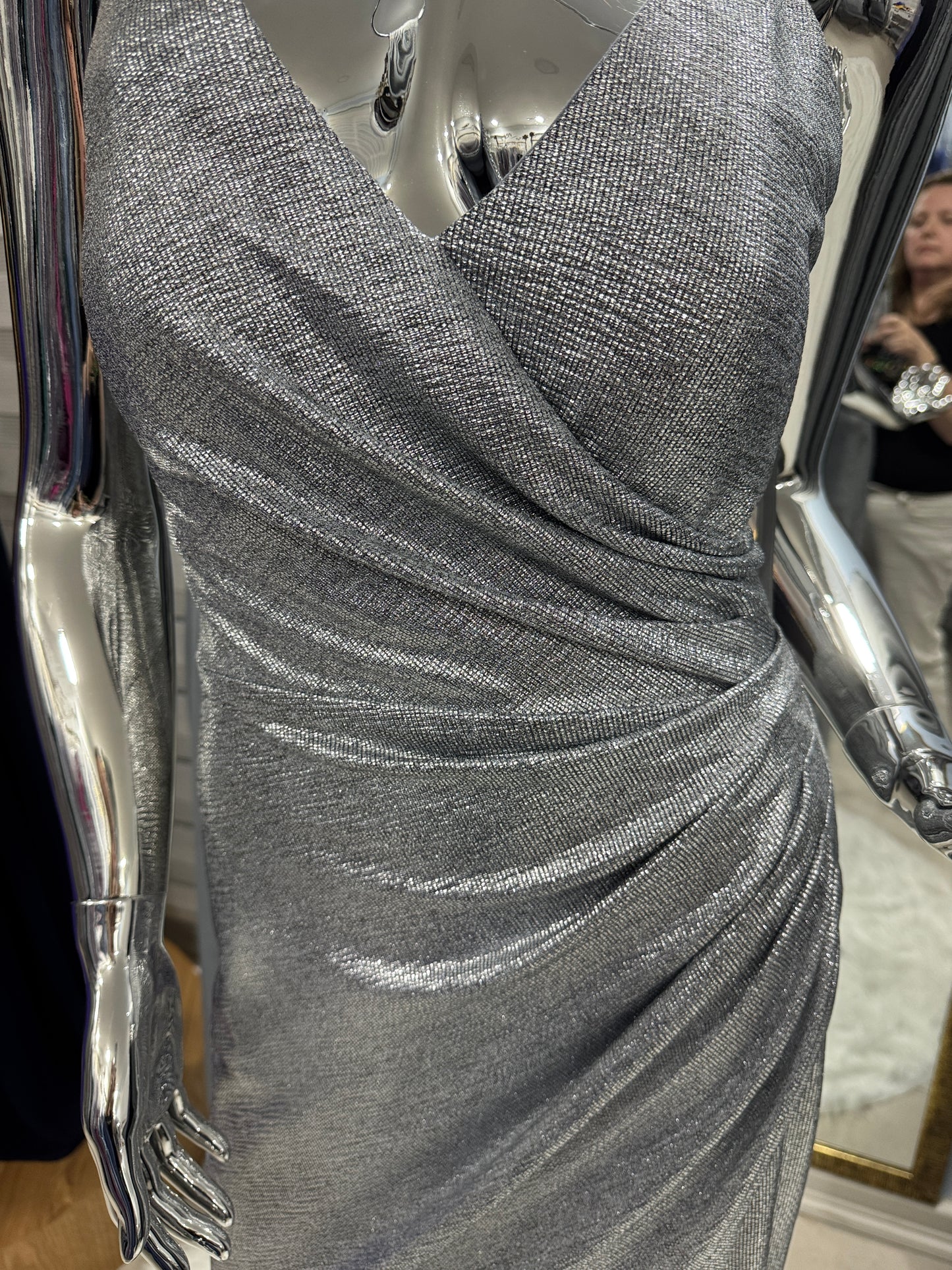 Vestido de Fiesta Plata Asimétrico con Drapeado – Talla M/L