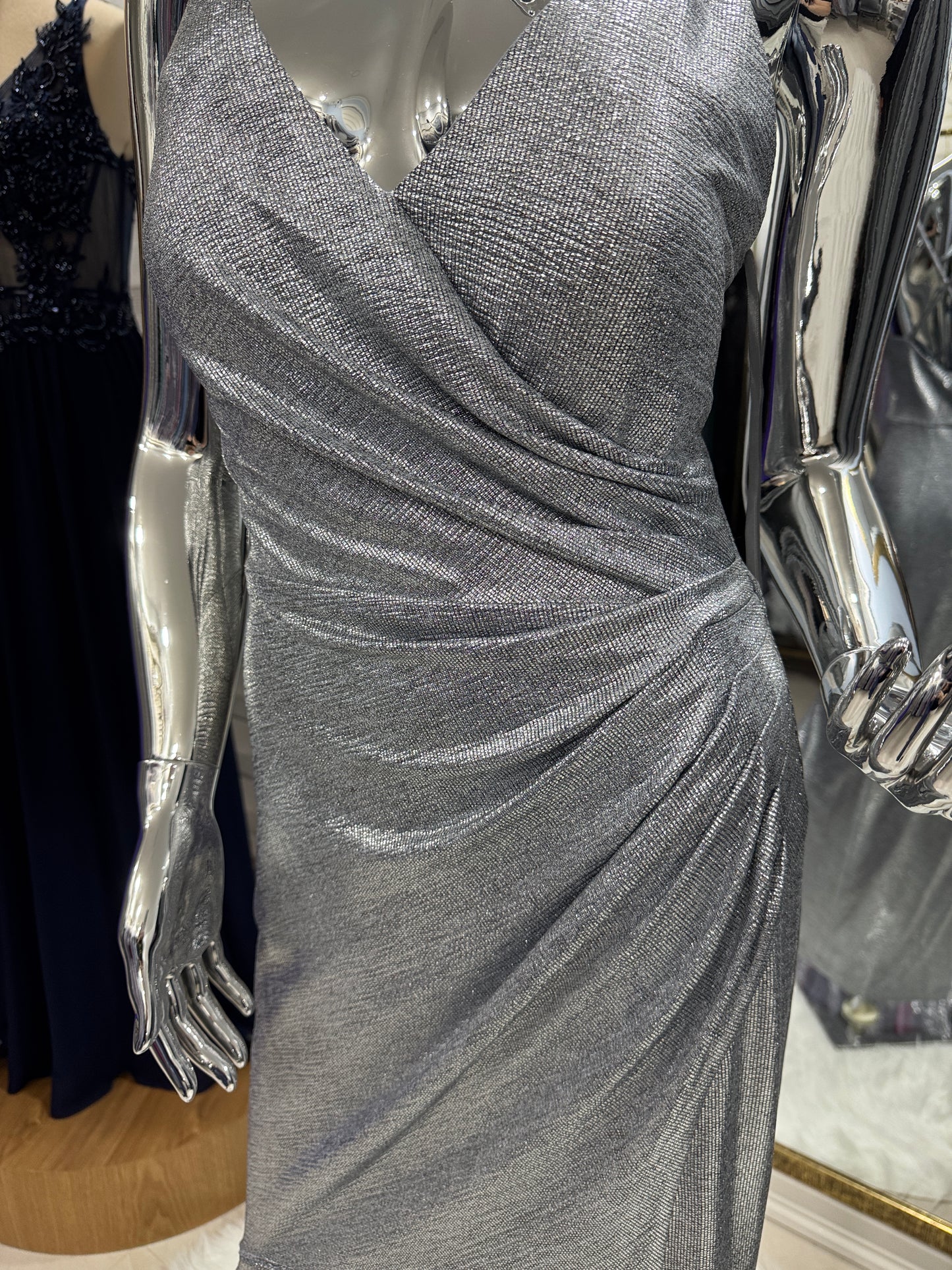 Vestido de Fiesta Plata Asimétrico con Drapeado – Talla M/L