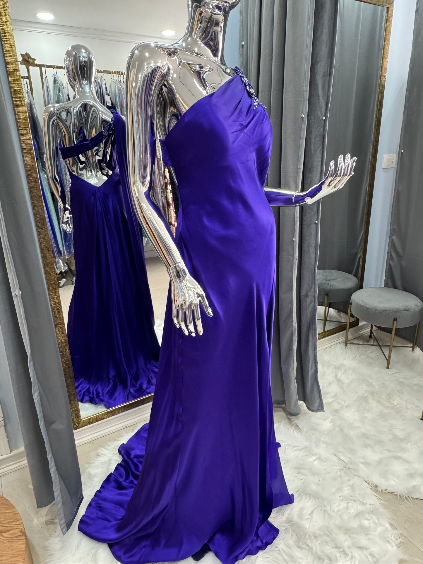 Vestido de Fiesta Largo Color Índigo de Un Hombro con Pedrería y Capa – Talla 6 USA (S/M Chile) | ITFA