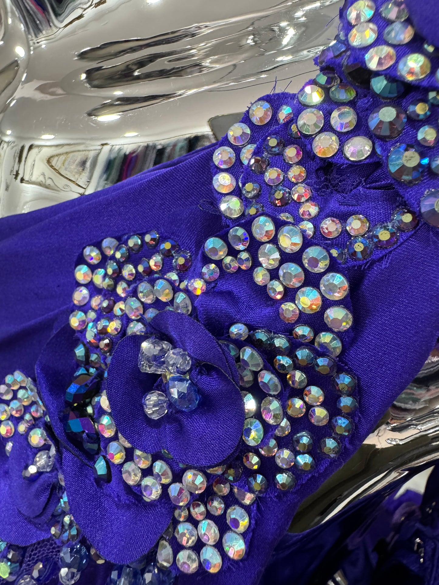 Vestido de Fiesta Largo Color Índigo de Un Hombro con Pedrería y Capa – Talla 6 USA (S/M Chile) | ITFA