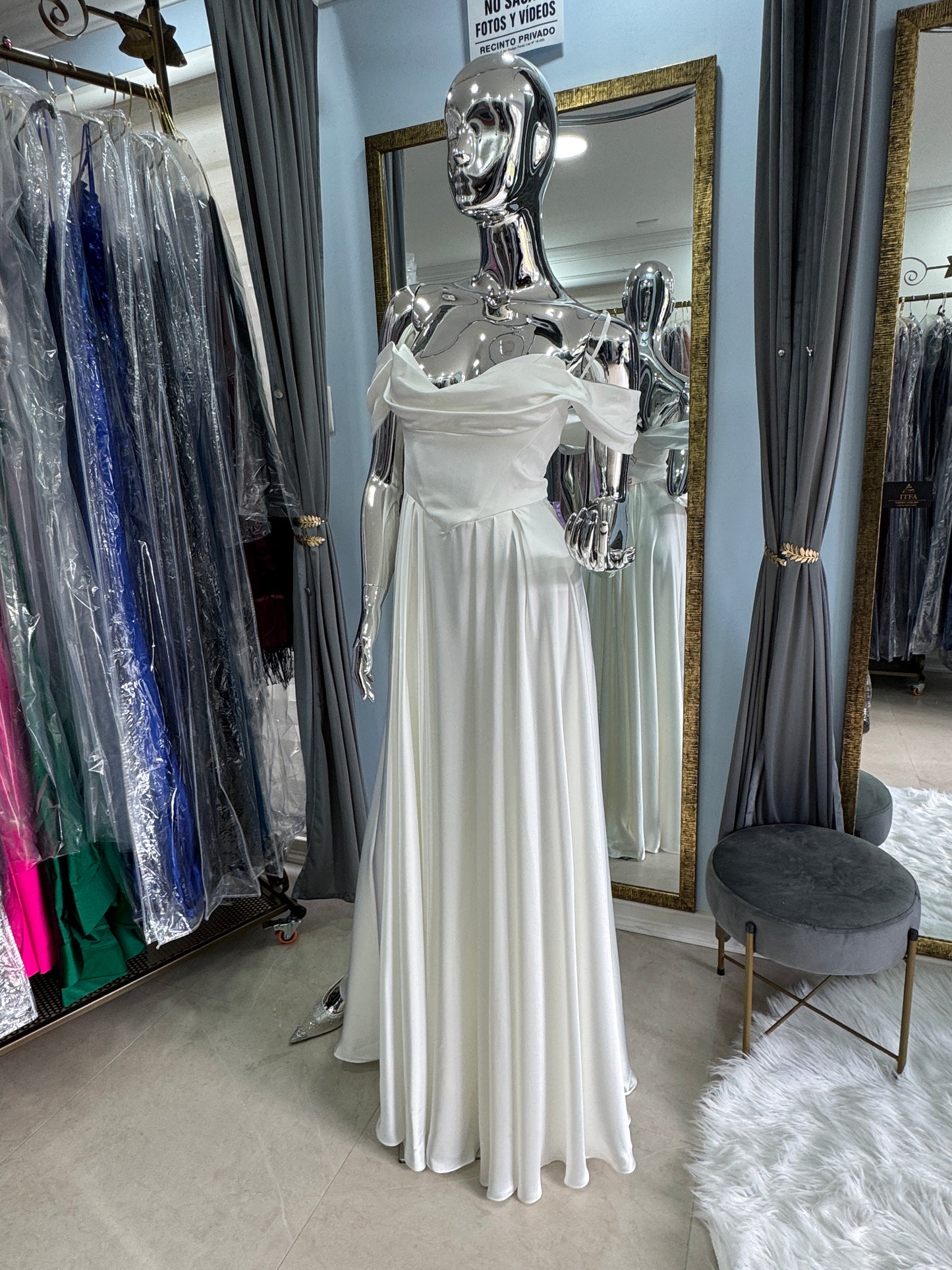 Vestido de Novia Satinado Corte A con Escote Bardot y Espalda Ajustable | ITFA Atelier