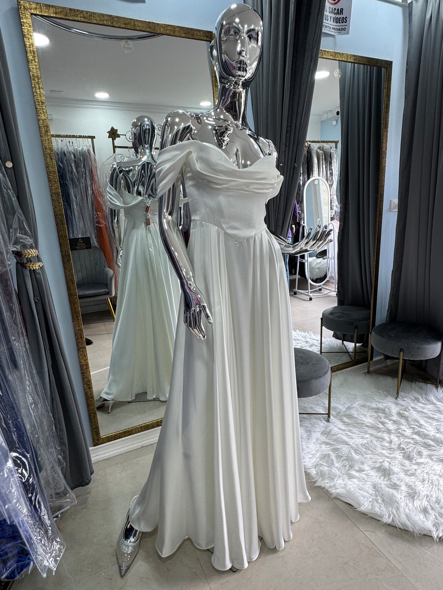 Vestido de Novia Satinado Corte A con Escote Bardot y Espalda Ajustable | ITFA Atelier