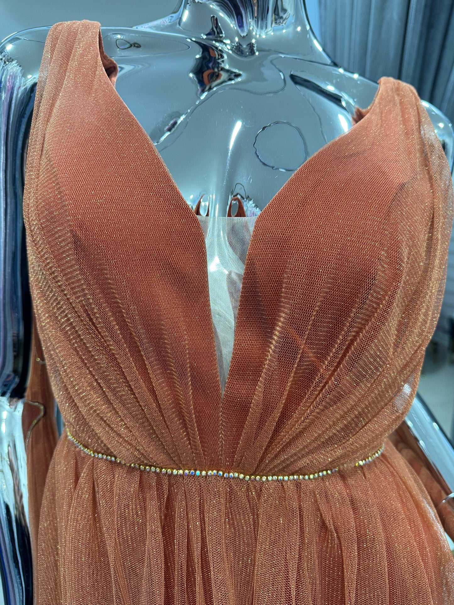 Vestido de fiesta largo de tul brillante terracota/cobre con escote profundo y cintura de cristales