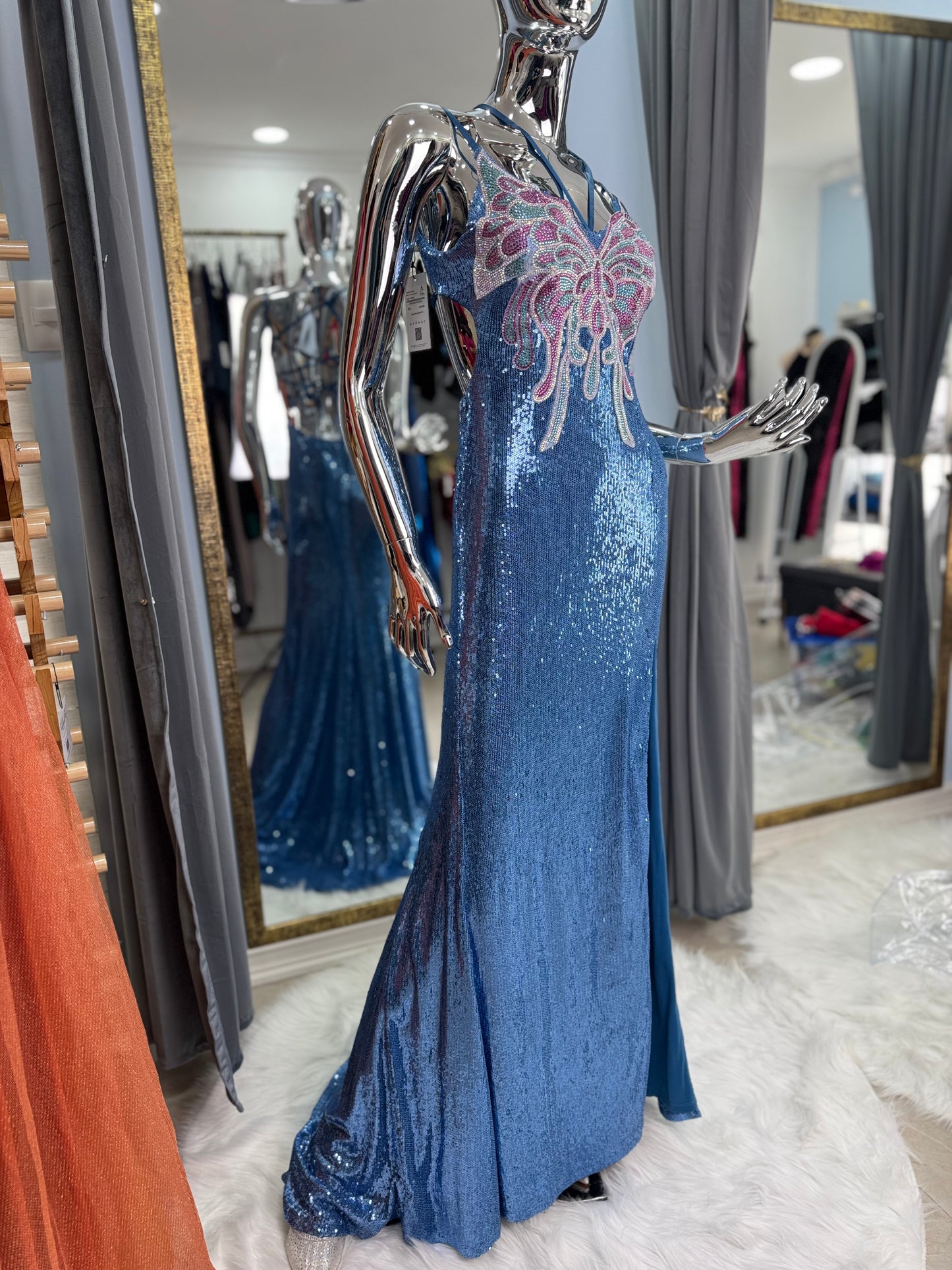 Butterfly – Vestido de Fiesta Largo Celeste con Mariposa de Cristales y Mini Lentejuelas | ITFA Atelier