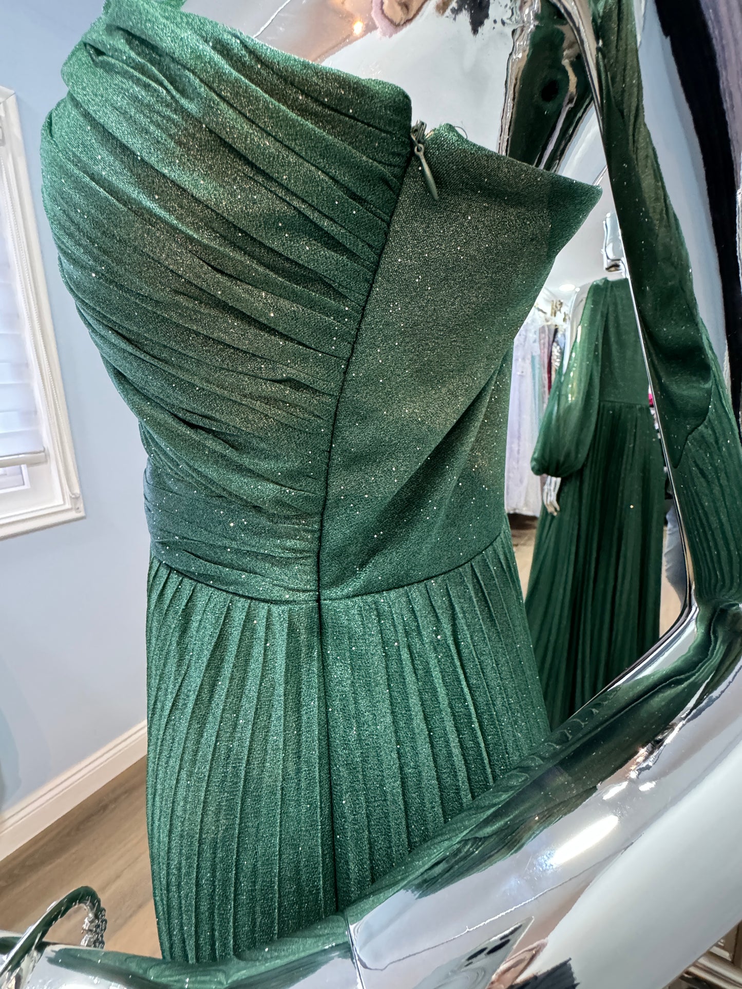 Vestido Largo Verde Esmeralda de Gala – Asimétrico, con Manga Abullonada.