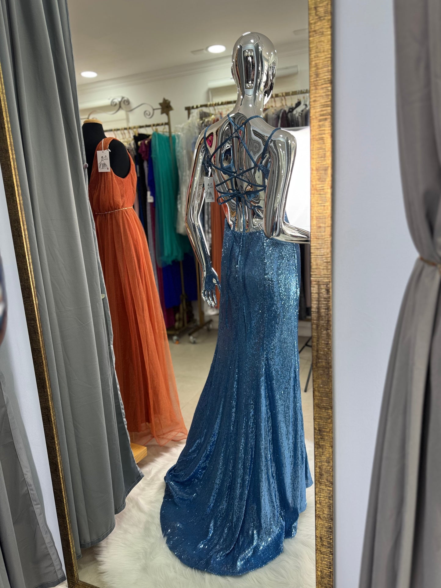 Butterfly – Vestido de Fiesta Largo Celeste con Mariposa de Cristales y Mini Lentejuelas | ITFA Atelier