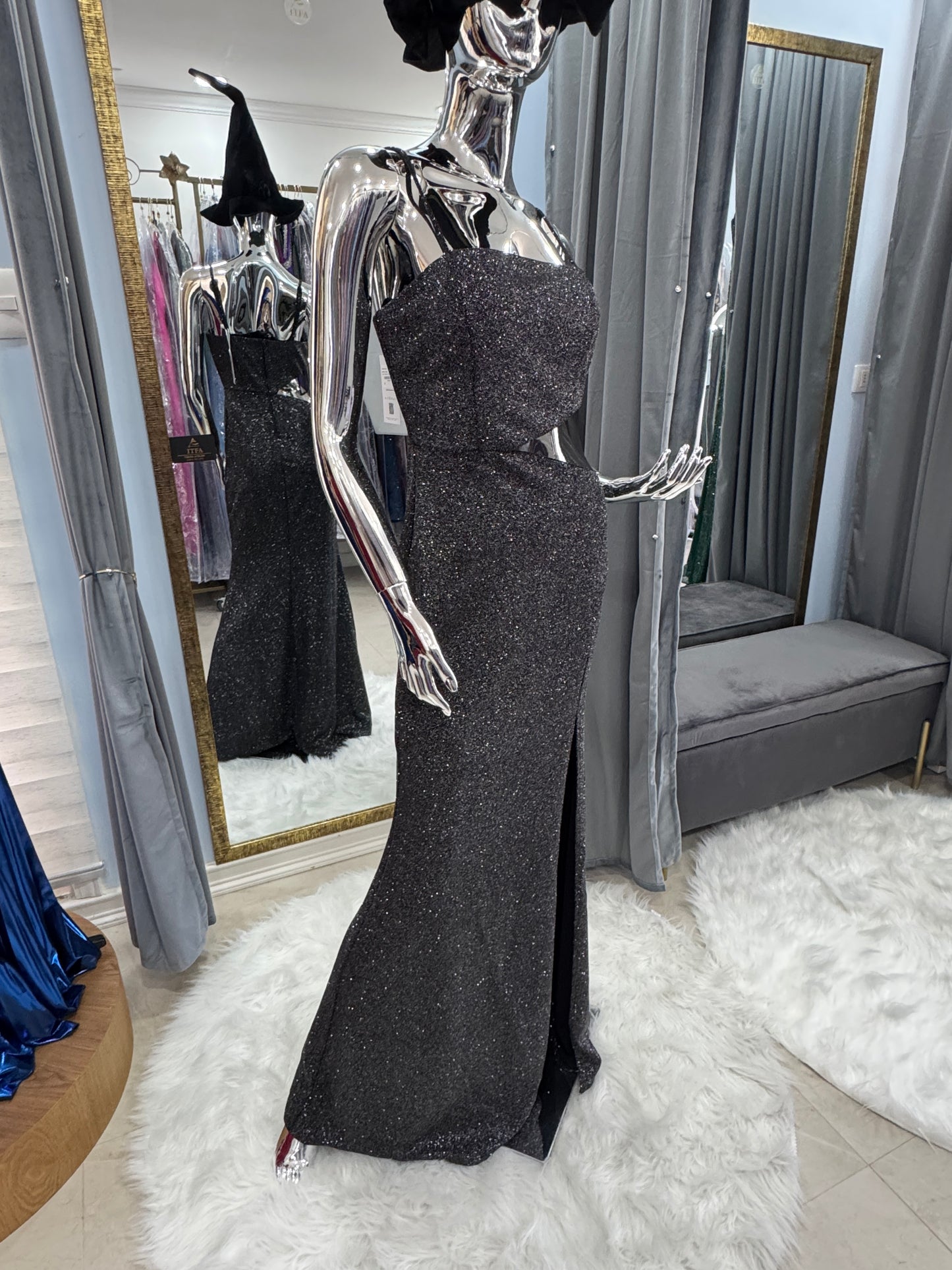 Vestido de gala negro con escote strapless y abertura frontal