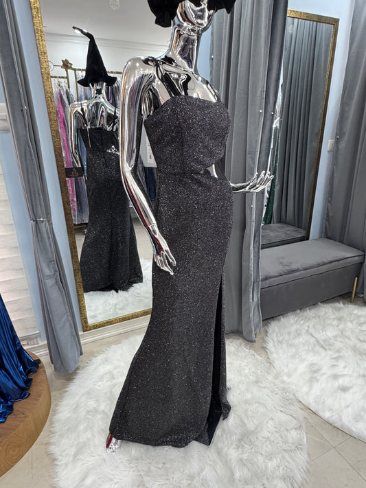 Vestido de gala negro con escote strapless y abertura frontal