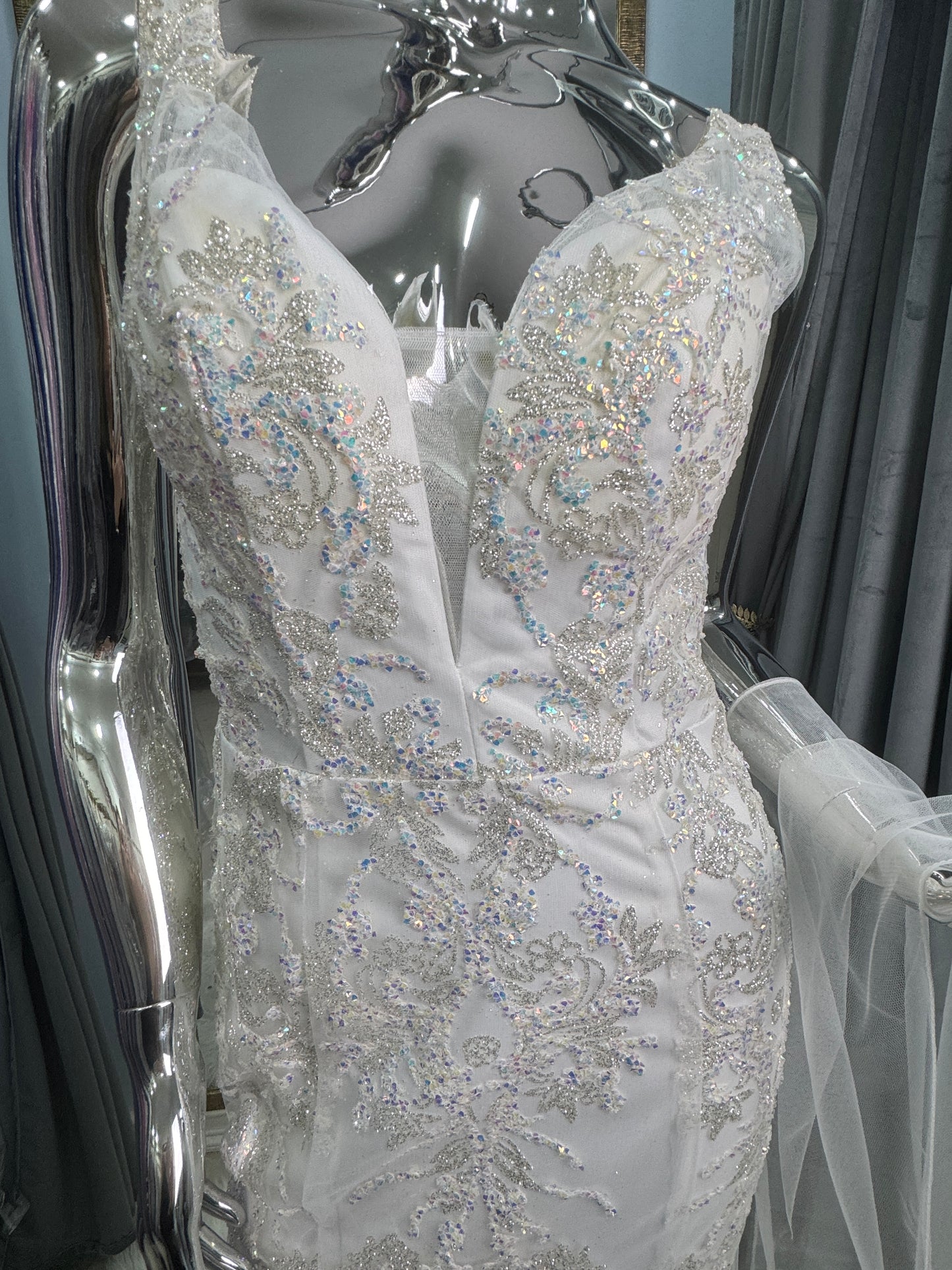 Vestido de novia ivory corte sirena con pedrería y cristales tornasol XS