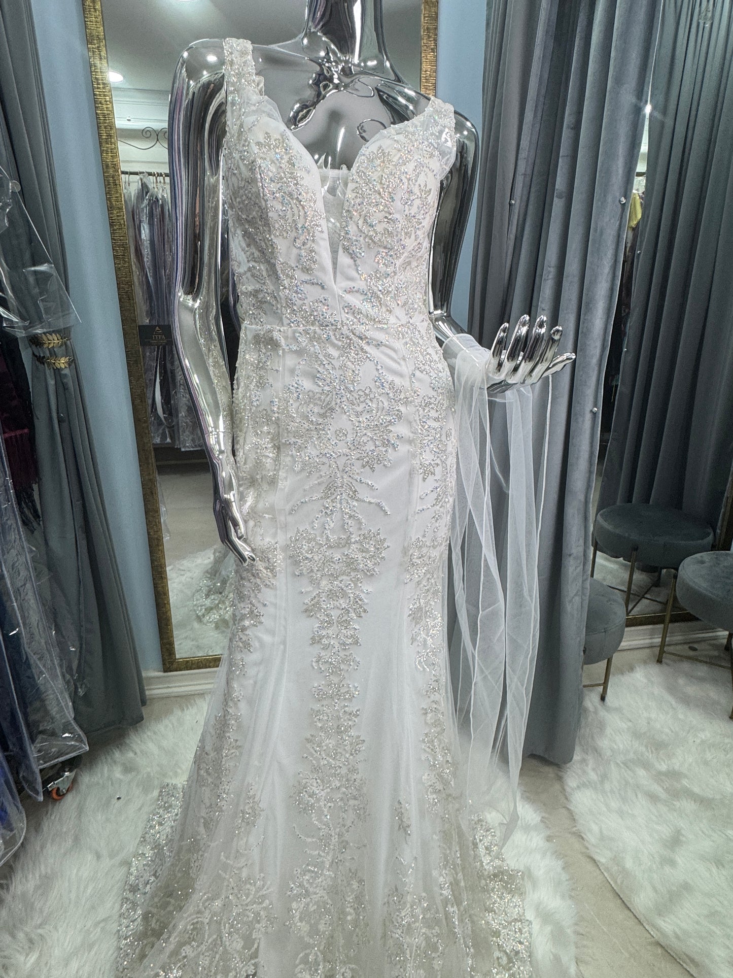 Vestido de novia ivory corte sirena con pedrería y cristales tornasol XS