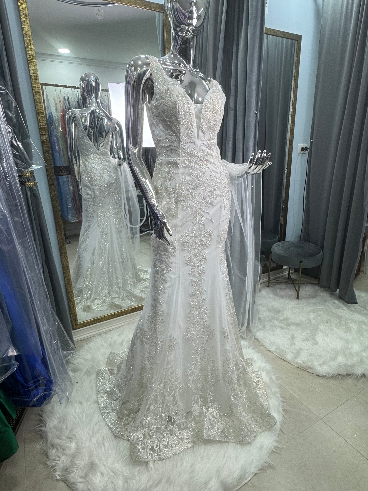 Vestido de novia ivory corte sirena con pedrería y cristales tornasol XS