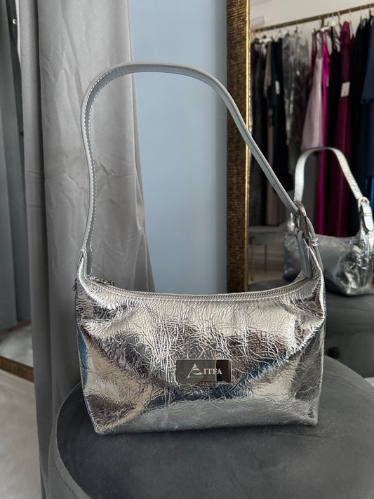 Cartera de cuero genuino plata.