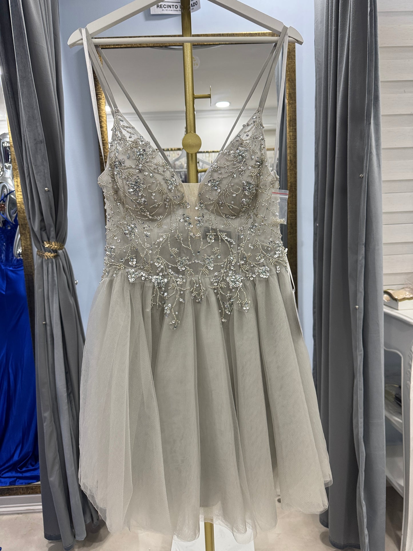 Vestido corto gris plata con pedrería – Diseño ITFA® talla L/XL
