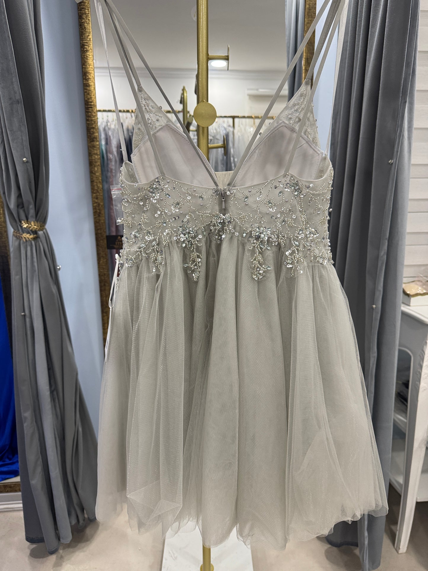 Vestido corto gris plata con pedrería – Diseño ITFA® talla L/XL