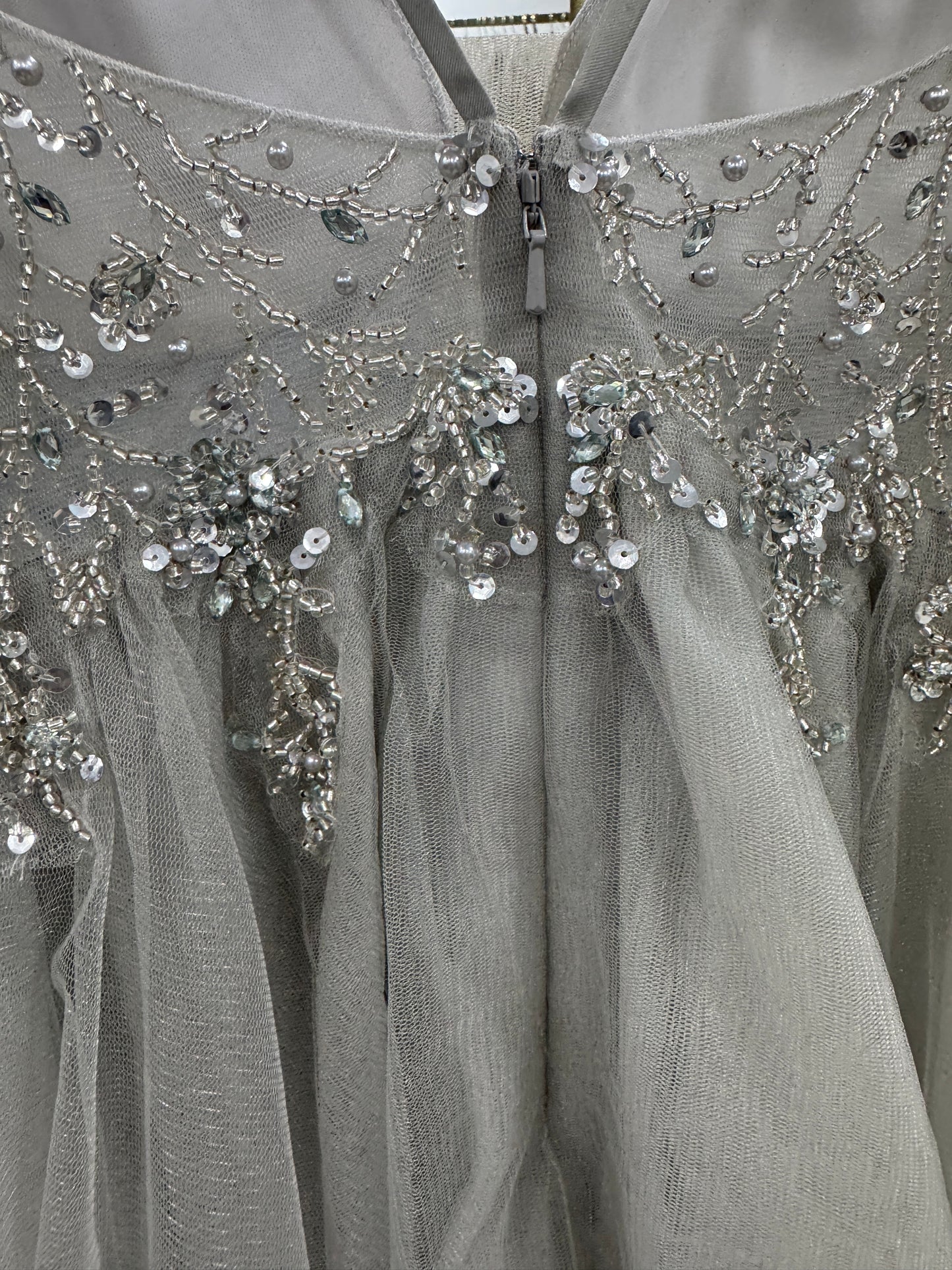 Vestido corto gris plata con pedrería – Diseño ITFA® talla L/XL